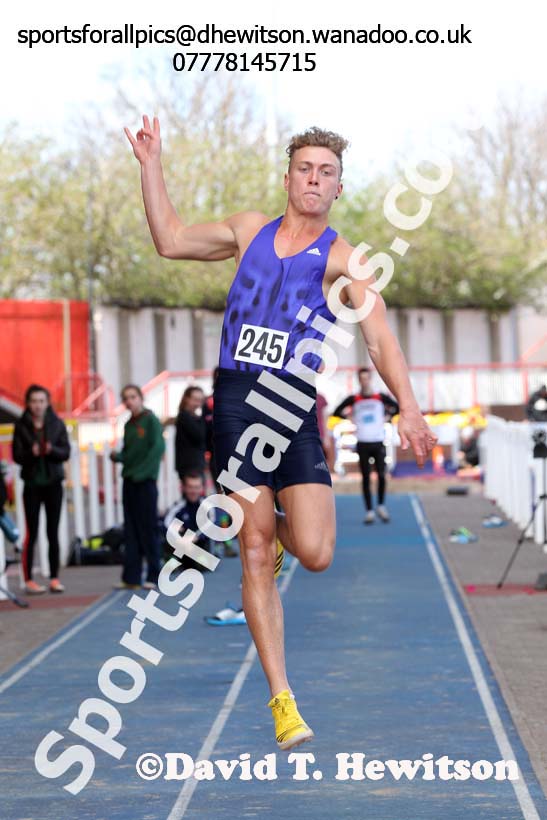 Mens long jump, Gateshead Open Medal Meeting. Photo: David T. Hewitson/Sports for All Pics